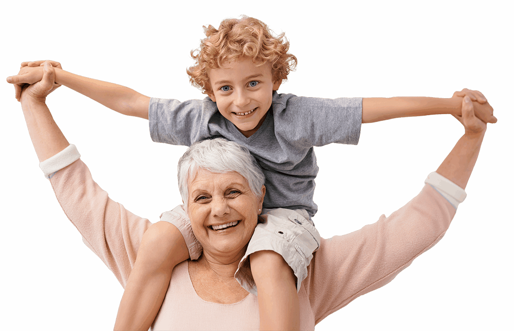 Eine lächelnde Großmutter trägt ihren Enkel auf den Schultern, beide zeigen Freude und Zusammengehörigkeit.